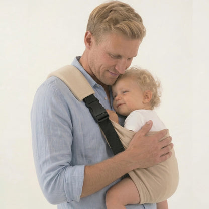 Padre con portabebés Bilby Taupe beige en interior fondo blanco con bebé